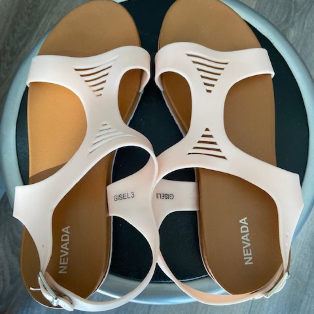 - Soft comfortable summer sandal open toes back strap size USA 7 Eur 38
